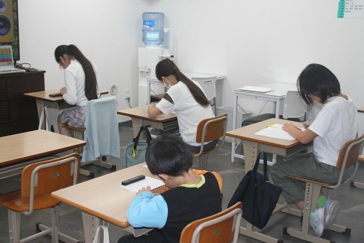 未就学児も小学校低学年の児童も高学年の児童と一緒に授業を行なう（撮影／千駄木雄大）
