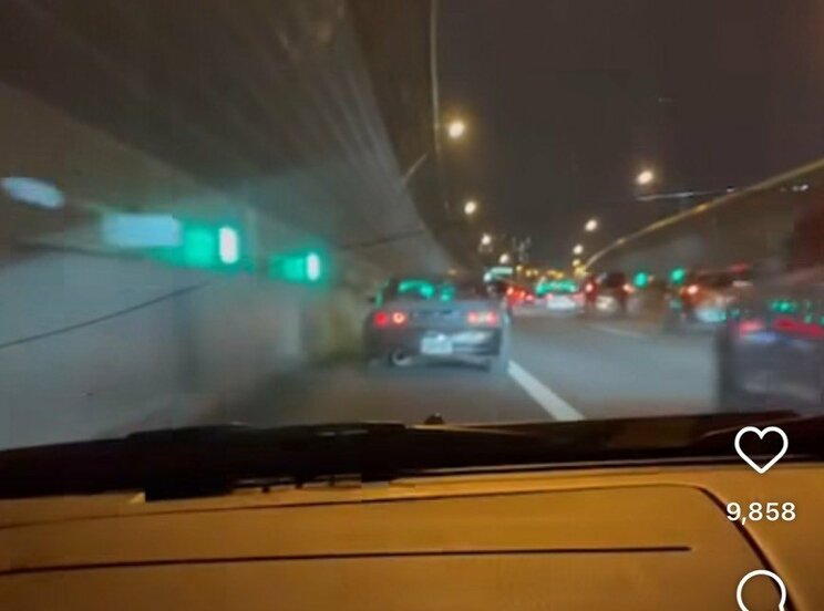 高速道路でも車線外を走行？（マジキテル連合SNSより）