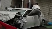 〈川口・飲酒運転事故・衝撃写真〉ドーンと衝突後、平然と車の窓から抜け出しスタスタと…運転手の中国人男(18)の逮捕の瞬間とバックレる仲間…死亡した男性は「小学校になるお子さんもいるのに…」