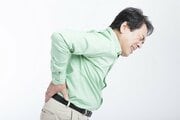 そのぎっくり腰ほっといて大丈夫? 病院に行くべきぎっくり腰の5つの症状、脚のしびれや麻痺、安静にしても回復しない…トイレでチェックすべきポイントとは?