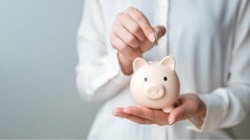 日本人が一番お金持ちなのは「この世を去るとき」という衝撃…資産80億男が「貯めて死ぬ日本人」に伝えたい、若いうちのお金の使い道4つ