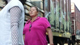 “野獣列車”でアメリカを目指す移民と、線路脇から走行中の列車に食糧を投げ入れる支援者たち。その一秒に満たない「一瞬だけの出会い」