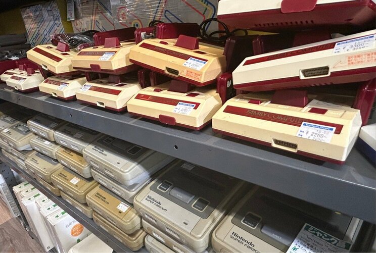 店内の棚に積み重ねられたファミコンとスーパーファミコン。懐かしのゲーム機もハードオフでは人気の商品（写真／読者提供）