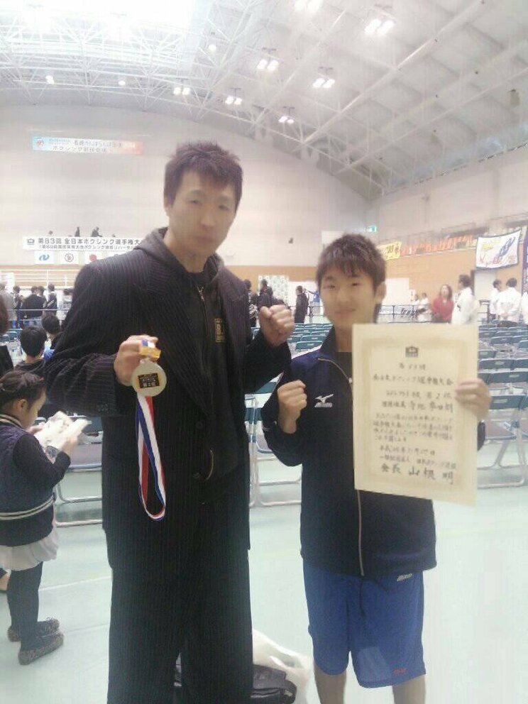 大学4年生、全日本選手権準優勝のとき。右が拳四朗、左が父の永さん（写真提供：B.M.Bボクシングジム）