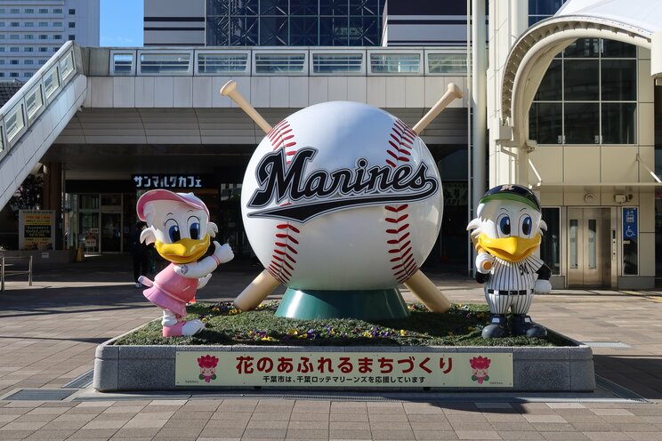 海浜幕張駅前のモニュメント（写真/ Shutterstock）