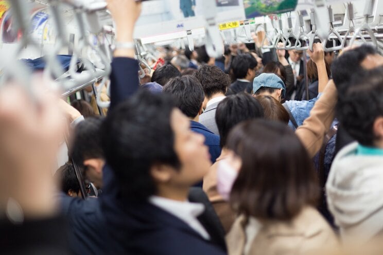 世界的に見ても異常な混み具合の日本の満員電車　写真／Shutterstock