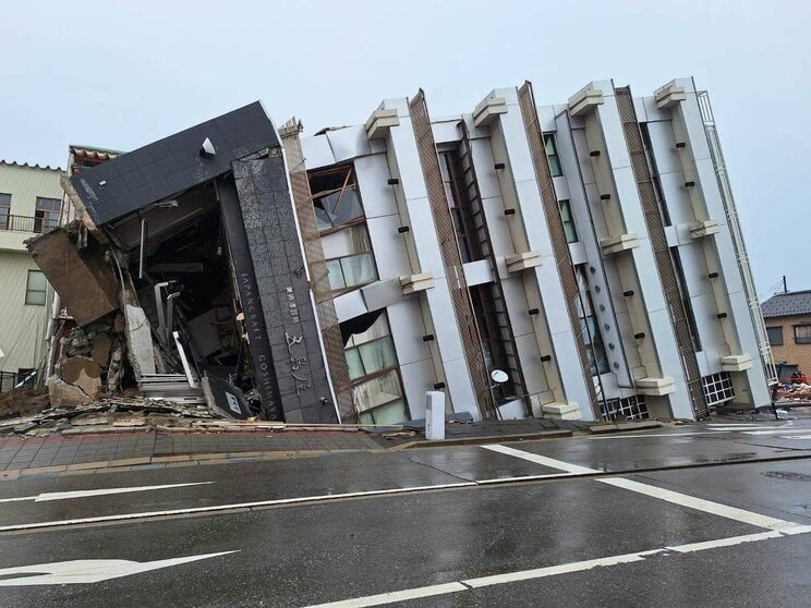 「離れろっ！」余震のなか響く消防隊員の叫び…焼け野原となった町、倒壊した建物、塞がれた道…能登半島地震の爪痕〈迫る“発生から72時間”と決死の救助活動〉_35