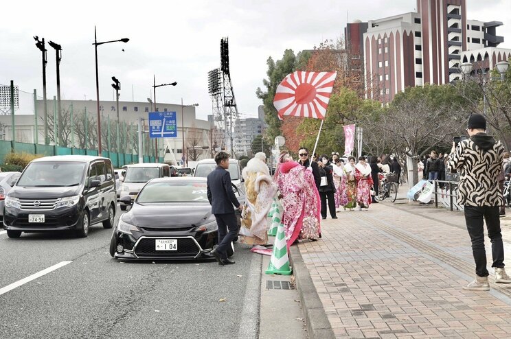 〈北九州ヤンチャ成人式ルポ〉市長もド派手袴で参上！「誰かの価値観を否定しない街に」コロナ5類移行後、初の式典開催にキメキメ衣装で集う新成人たち【写真多数】_22