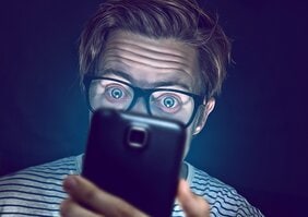起きたらまずチェック、風呂場まで持っていく、着信音が気になる…恐怖!“スマホ依存症”の度合いがわかるチェックリスト