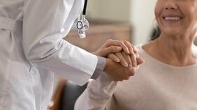 手術が先か、抗がん剤が先か…自分にとって最良の治療法を選択するために必要なこと「ときにはガイドラインを超えた選択肢も」