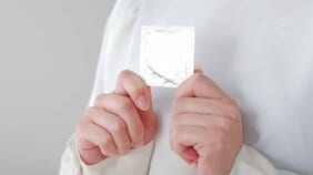 「愛の競技場でもフェアプレーを」選手村の無料コンドームが3日で枯渇!? ミラノ冬季五輪「夜の国際交流」説の真相は