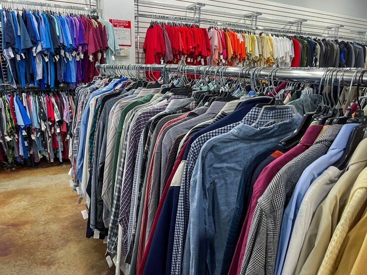 古着やレコードなど、若い人にとって中古品はもはや「安いから買うもの」ではなくなっている。※写真はイメージです（写真／Adobe Stock）