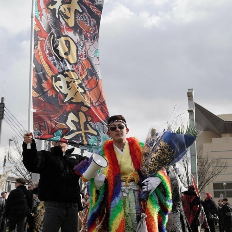 「拡声器は一番目立つためっすね」と語る若者　北九州市二十歳の記念式典にて　写真／篠原祐介