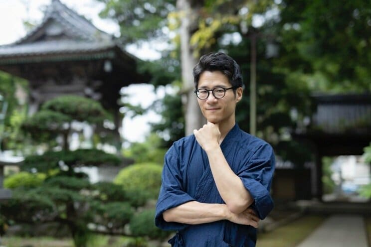 神奈川県藤沢市にある萬福寺で副住職を務める荒木貴弘さん（写真／齋藤周造）