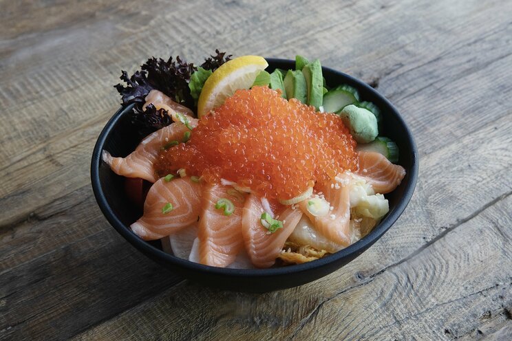 フィンランド人にもなじみ深い「いくら」や「サーモン」を使った海鮮丼のメニューも（提供／小川秀樹氏）