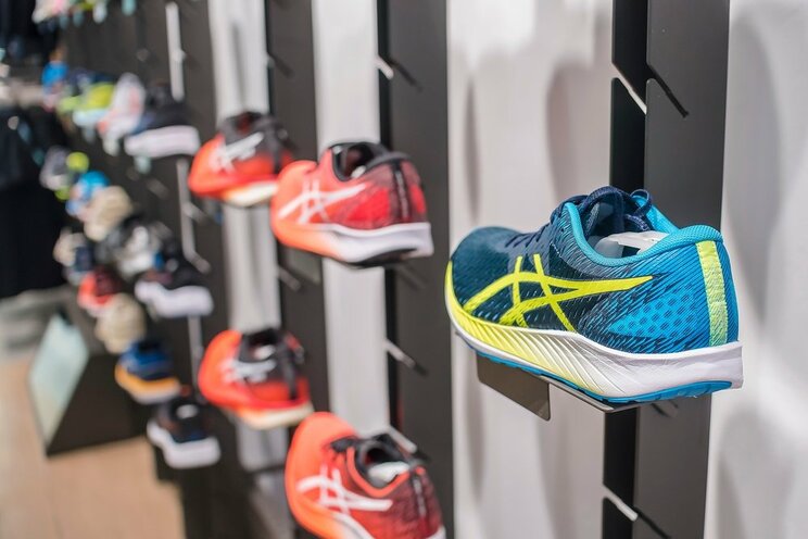 好調のアシックスのランニングシューズ（写真／shutterstock）