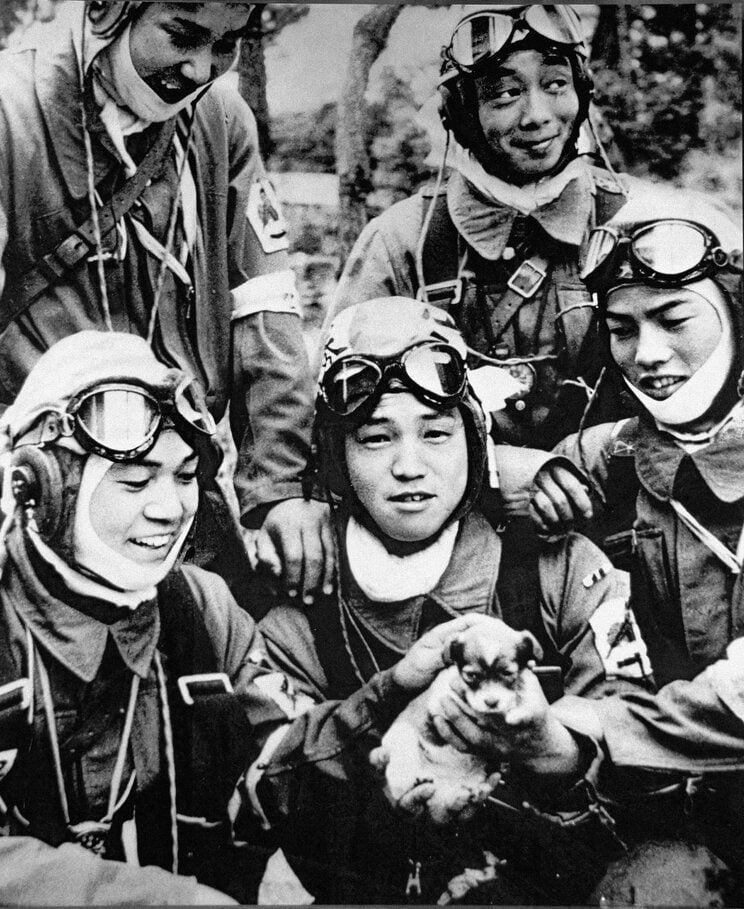 【写真多数】〈終戦78年〉出撃前の特攻隊、原爆のきのこ雲、火炎放射器で焼かれる沖縄―。AI技術と対話をもとにカラー化した写真が繋ぐ“過去と現在”_31