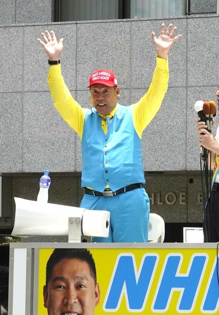 7月3日、街頭演説で聴衆に両手をあげて応じる立花孝志氏（撮影／集英社オンライン）