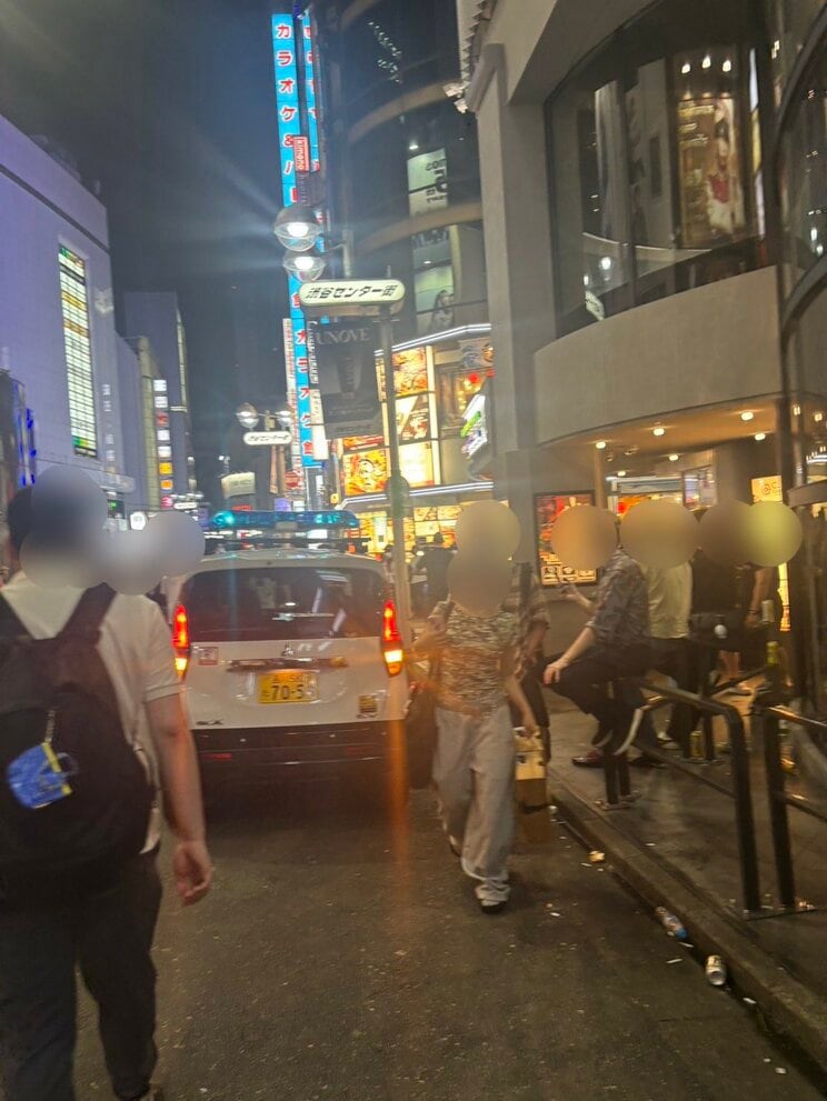 センター街には青色防犯パトロール車の姿も（写真／集英社オンライン）