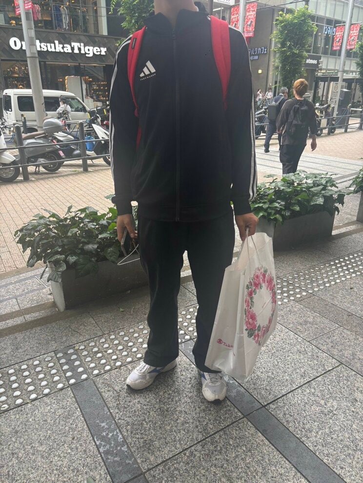 お母さんへのお土産を買った中国人男性（撮影／集英社オンライン）