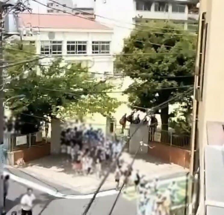 〈北区・小学校火災〉「助けて…」救急搬送された男児が語る火災の恐怖「先生が窓を開けて、しゃがむようにって…」防災頭巾をかぶり校庭では泣き声も「訓練してたから避難はできた」_16