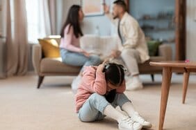 1日に5回かかってくる母親からの電話、気にくわないとただ怒鳴る父親…いつまでも子どもを苦しめる“幼稚なままの親”の特徴とは