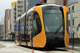 バスはやがて消えるのか? 2024年問題が拍車をかける深刻なバス運転手不足…次世代型路面電車「LRT」は地方交通の救世主となりうるか