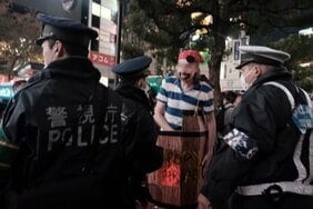 〈2023ハロウィーン〉渋谷の街から仮装・バカ騒ぎする若者が消えた!「(コスプレ)ダメだよダメ、ダメ~」警察官に注意された黒ひげ危機一髪男は段ボールを自ら破壊。ハチ公出口も喫煙所も閉鎖…渋谷区が本気だしてきた!