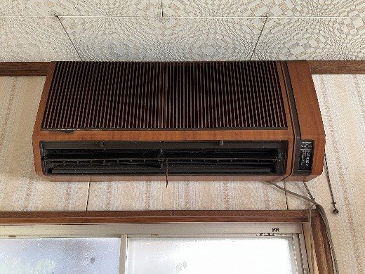 昭和期に流行した木目調のエアコン（PhotoAC）