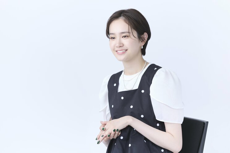 インタビュー中もにこやかだった尾碕真花　撮影／廣瀬靖士