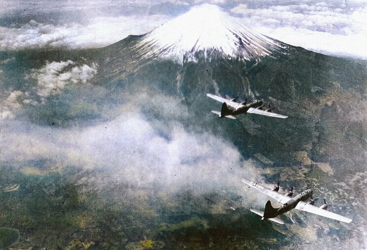 1945年1月27日。富士山上空を飛行するアメリカ第73爆撃団のB-29「スーパーフォートレス」の編隊。76機のうち56機が有楽町・銀座地区に目標を変更、空襲を行った
