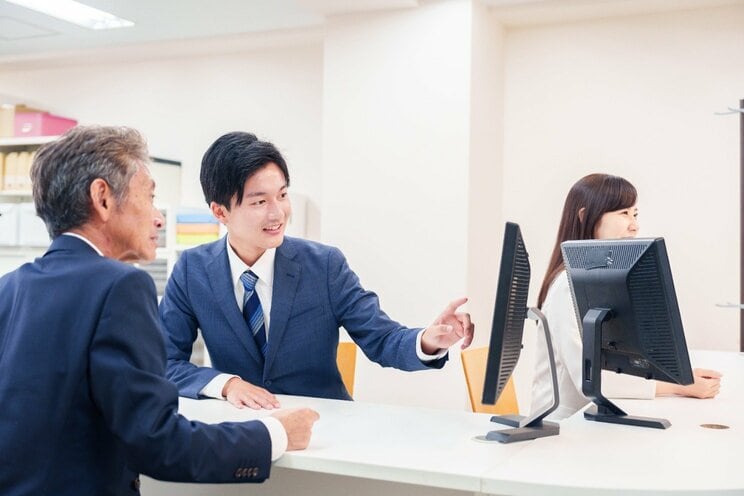 経済的な面での相談は「生活保護課」などのプロに任せる（写真／shutterstock）