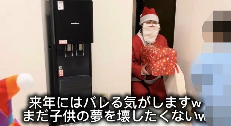 クリスマスは長男だけが駆け寄っていた（晴流容疑者が投稿したYouTubeより）