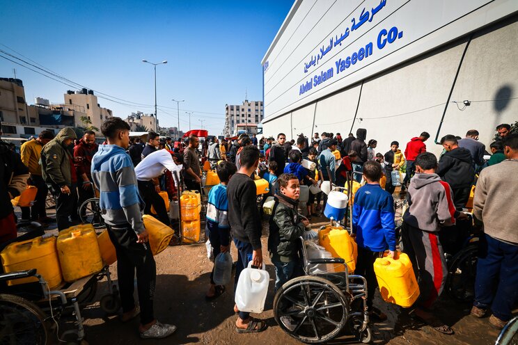 1月20日、ガザ地区南部、ラファで水を求める人びと　© Mohammed Abed/国境なき医師団