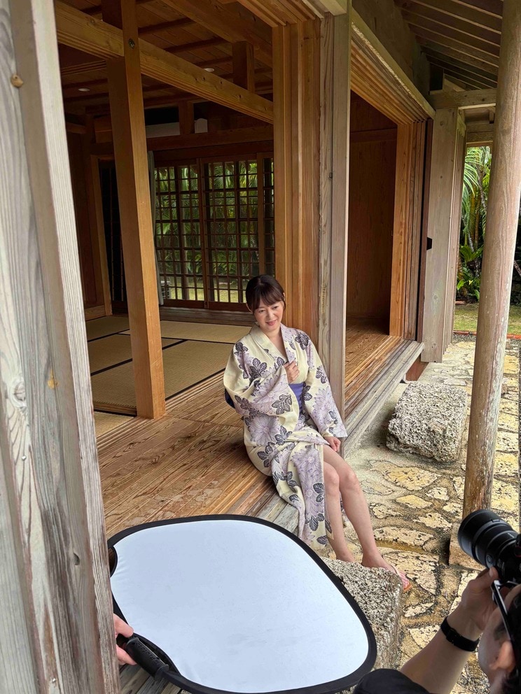 沖縄伝統の赤瓦民家の宿では、浴衣姿で撮影