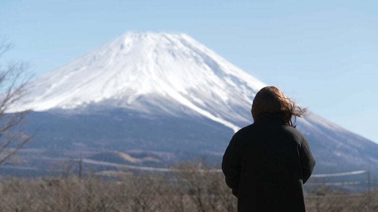 教団施設の跡地を訪れた加奈さん（画像提供／NHK）