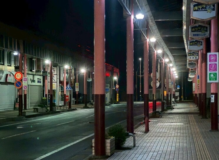 シャッターが下ろされた鹿角市の商店街(写真/集英社オンライン)