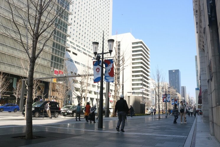 大阪・関西万博のバナーが掲げられた大阪・ミナミの心斎橋