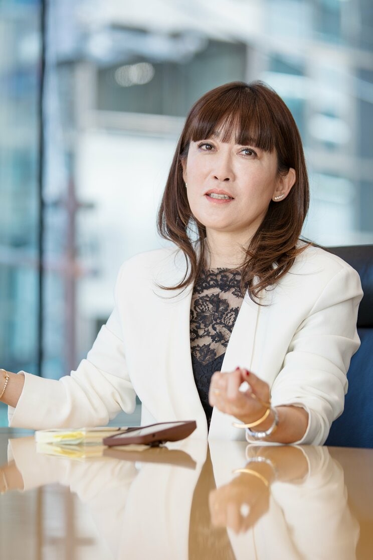龍淵絵美(たつぶち えみ)ファッション・ディレクター。立教大学経済学部卒業。モード誌のエディターとして出版社勤務を経てフリーランスに。現在はブランド・ディレクション業でも活躍。15歳、12歳の娘を持つ母。著者30年の編集者人生を振り返ったエッセイ、龍淵絵美著『ファッションエディターだって風呂に入りたくない夜もある』(集英社インターナショナル)