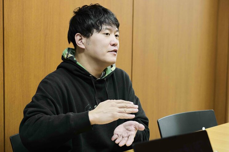 集英社オンラインの取材でものまね界に起きた令和の変革について語るエハラマサヒロ（写真／平川友絵）