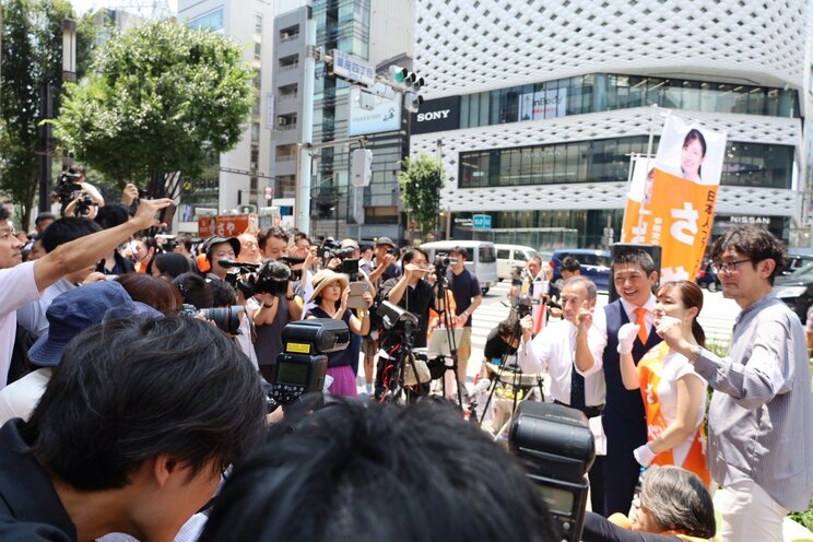 銀座での演説には60人ほどの支持者が集まっていた（撮影／集英社オンライン）