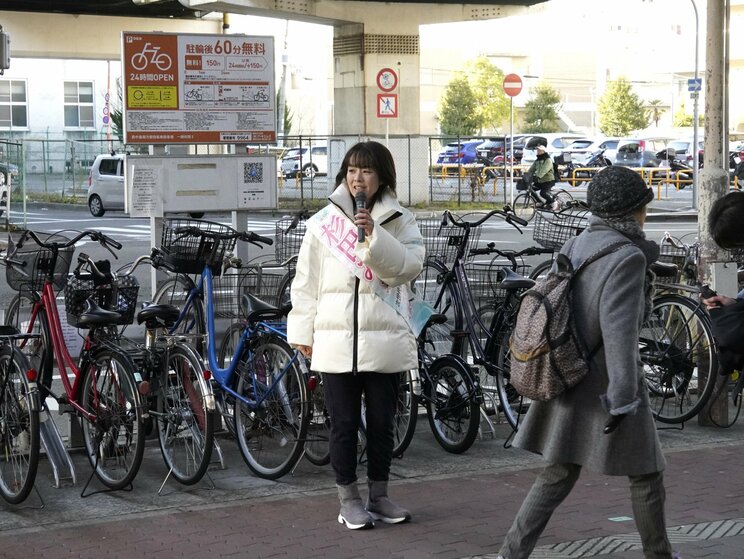 1月28日朝、大阪市淀川区の地下鉄駅で演説する杉田水脈氏（撮影／集英社オンライン）