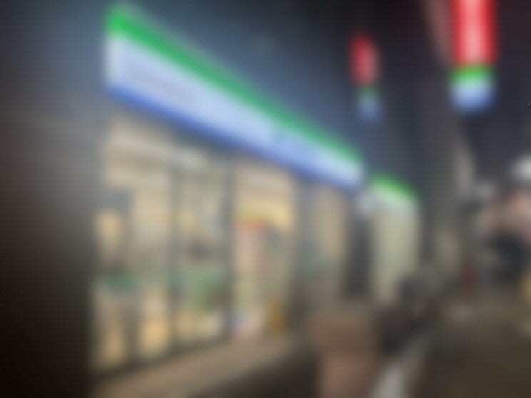 ピークの時間はいつも行列ができるというコンビニ（撮影／集英社オンライン）