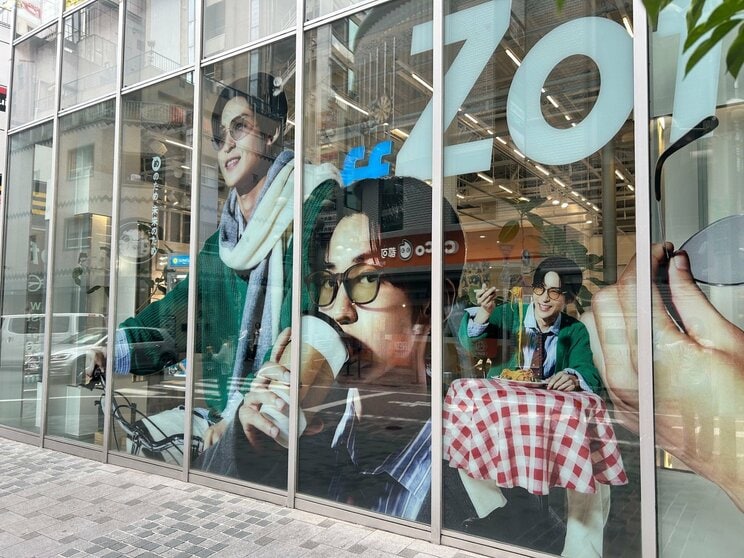 平日の朝にもかかわらず、多くの通行人が記念撮影していたZoffグランド東京渋谷店の外観（撮影／集英社オンライン編集部）