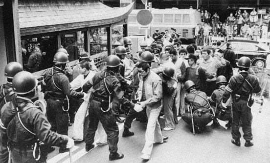 抗争勃発でチェックを受ける当時の暴力団組員(写真/共同通信社)