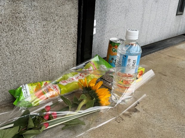 供えられたお花（撮影／集英社オンライン）