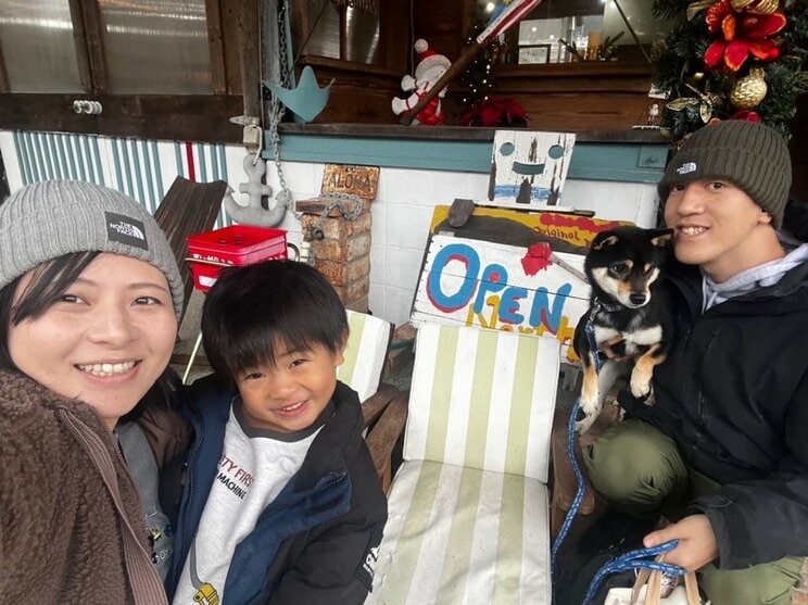 旅先での家族写真、愛犬のハナビも一緒に(写真/本人提供)