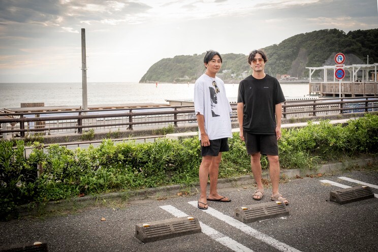 二人の超地元の逗子海岸で取材した