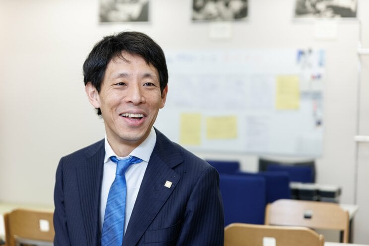 お笑いコンビ・囲碁将棋の根建太一。主にツッコミ担当