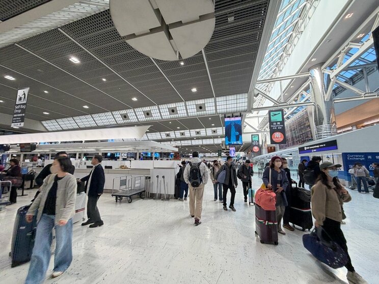 帰省をするために1年かけてお金を貯める時代（画像/Shutterstock）